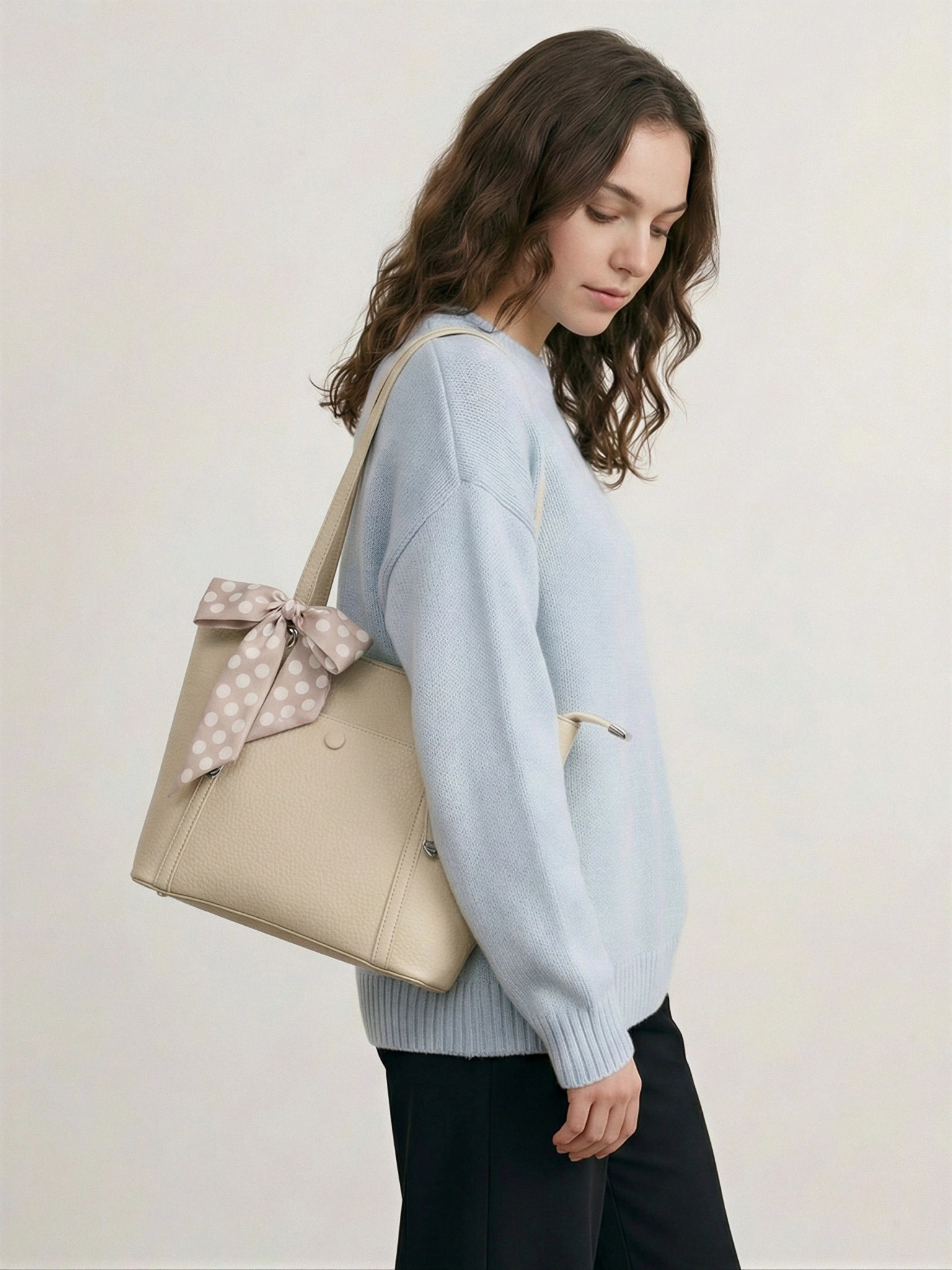 Сумка-тоут с карманом на кнопке и декоративным платком в ассортименте